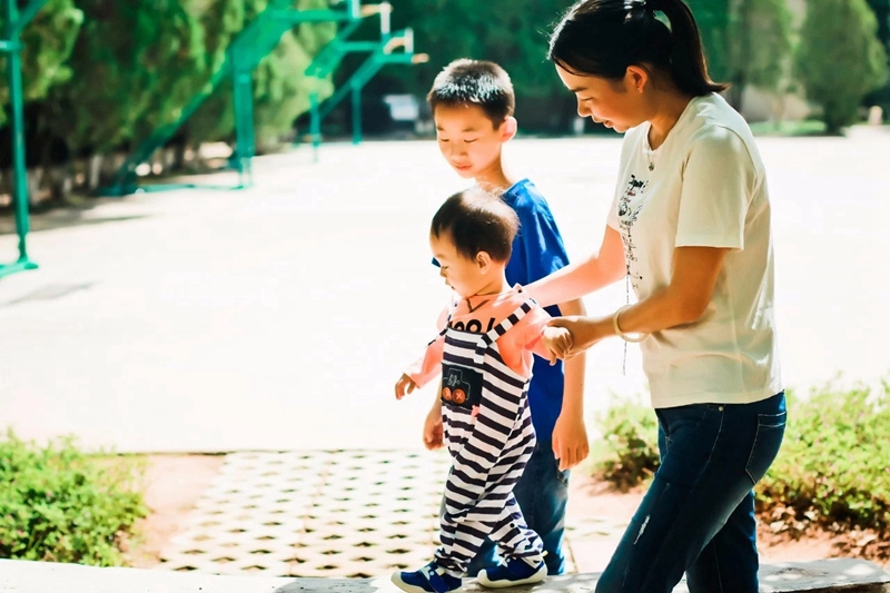1598585131678954.jpg 李翠芳和孩子们.jpg